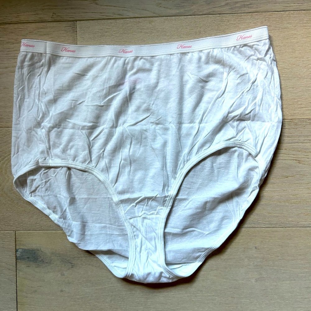 NWOT FREE! Hanes White Classic Briefs Cotton Comfort